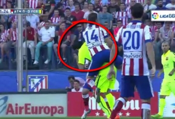 VIDEO: Cú đánh cùi chỏ giữa mặt của Gabi đối với Busquets ngay đầu trận