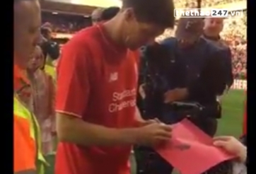 VIDEO: Gerrard từ chối ký tên lên áo LA Galaxy