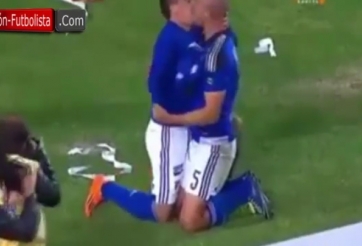 VIDEO: Ghi bàn xong ăn mừng bằng cách... ôm hôn nhau say đắm