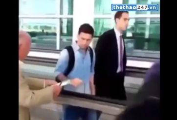 VIDEO: Messi từ chối ký tặng fan lớn tuổi