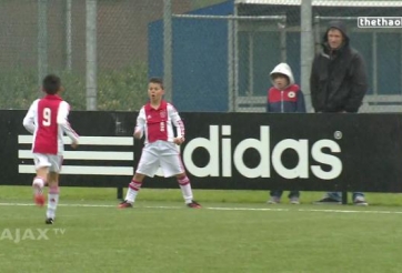 VIDEO: Sao nhí Ajax thi nhau ghi bàn và ăn mừng như Ronaldo