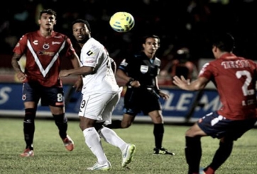 VIDEO: Skill chuyền bóng có một không hai của Ronaldinho