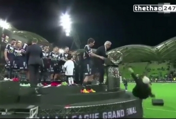 VIDEO: Chủ tịch Liên đoàn bóng đá Australia ngã nhào trên bục trao giải