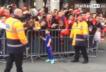 VIDEO: Con trai Rooney ký tên và chụp ảnh với  fan sau trận MU - Arsenal