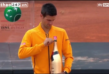 VIDEO: Djokovic bất cẩn để nút chai rượu bắn vào mặt khi ăn mừng vô địch