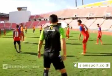 VIDEO: HLV Kiatisuk đá ma cùng học trò