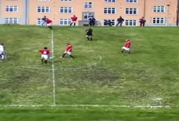 VIDEO: Trận đấu bóng có 1 không 2 trên sân bóng nghiêng