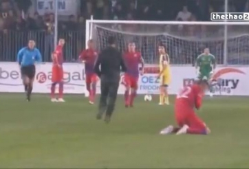 VIDEO: CĐV liều lĩnh vào sân 1 mình 'tẩn nhau' với cả đội bóng