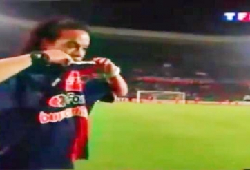 VIDEO: Hành động đáng ngưỡng mộ của Ronaldinho thời còn khoác áo PSG