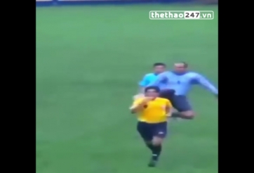 VIDEO: Thủ môn hạ đo ván trọng tài sau khi nhận thẻ vàng