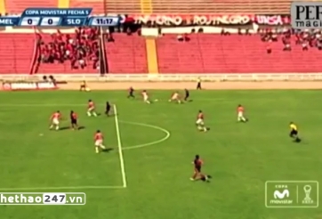 VIDEO: Tình huống phất cờ khó hiểu của trọng tài biên