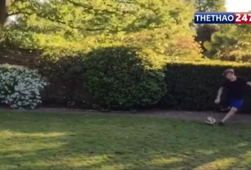 VIDEO: Brooklyn Beckham trổ tài sút bóng chuẩn xác như ông bố David