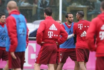 VIDEO: Lewandowski - Boateng suýt 'tẩn nhau' trên sân tập Bayern