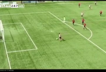 VIDEO: Pha bỏ lỡ khó tin tại giải nghiệp dư