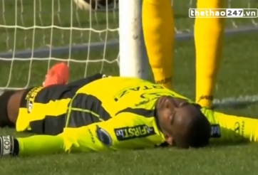 VIDEO: Thủ môn bất tỉnh sau cú bay người cản phá