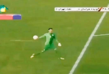 VIDEO: Thủ môn sở hữu khả năng phát bóng bằng tay không tưởng