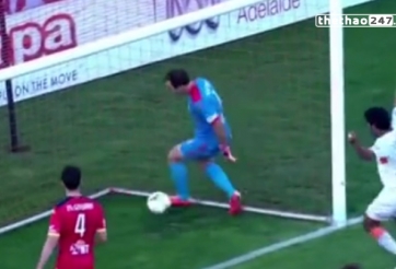 VIDEO: Thủ môn chuộc lỗi bằng cách... tự đấm bóng về lưới nhà