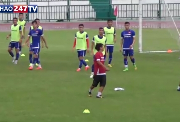 VIDEO: HLV Miura bị học trò cho 'ăn đòn' trên sân tập ở Thái Lan