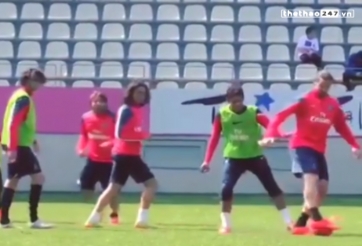 VIDEO: Pha xỏ háng kinh dị của Ibrahimovic trên sân tập