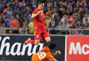 VIDEO: 2 pha băng ra ngoài vòng cấm cản phá như Neuer của thủ môn Thái Lan