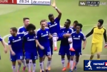 VIDEO: Drogba rời sân đầy hài hước trong trận đấu cuối cùng tại Chelsea