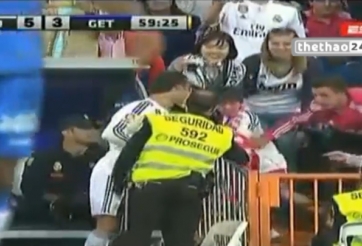 VIDEO: Hành động đẹp mắt của Ronaldo với fan nhí sau khi rời sân