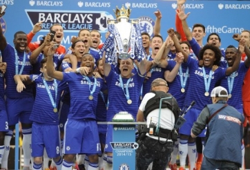 VIDEO: Các cầu thủ Chelsea 'quậy' nhiệt tình trong ngày nhận cúp