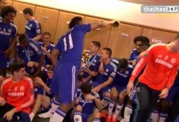 VIDEO: Drogba tưới sâm panh lên đồng đội trong phòng thay đồ