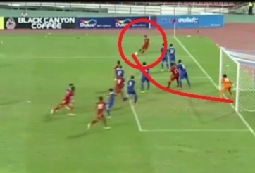 VIDEO: Trọng tài từ chối bàn thắng sau pha phối hợp đá phạt nhanh của Việt Nam