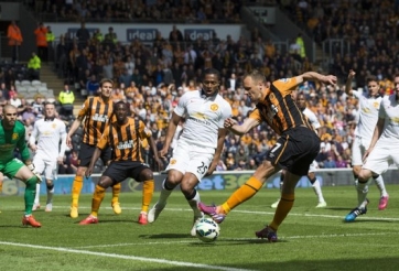 VIDEO: Màn trình diễn ấn tượng của thủ thành Valdes trước Hull City