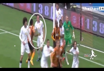VIDEO: Cầu thủ Hull City ra đòn như võ sĩ quyền anh hạ gục Phil Jones