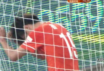 VIDEO: Cầu thủ suy sụp với pha bỏ lỡ không tưởng tại giải VĐQG Trung Quốc