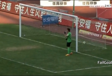 VIDEO: Thủ môn ở Trung Quốc bị thủng lưới trong lúc ra nghỉ uống nước