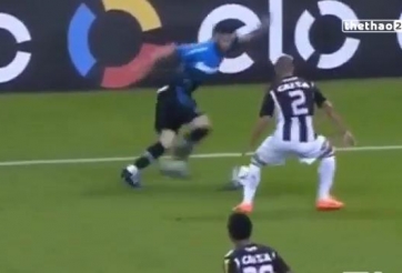 VIDEO: Cầu thủ lĩnh cùi trỏ vì quyết tâm xỏ háng đối phương