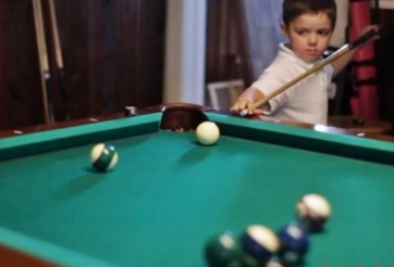 VIDEO: Thần đồng 5 tuổi chơi bi-a siêu đẳng tại Mỹ