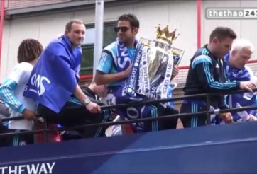 VIDEO: Các cầu thủ Chelsea diễu hành Cup vô địch tại đường phố London