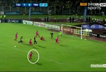 VIDEO: Khi quả bóng không chịu chui vào lưới