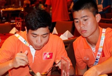 VIDEO: Các cầu thủ U23 VN tỏ ra chán nản với đồ ăn tại SEA Games 28