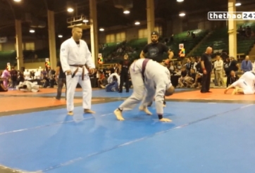 VIDEO: Võ sĩ câu giờ bằng hành động phản cảm chọc tức đối thủ