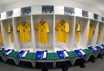 VIDEO: Ronaldinho, Kaka, Robinho, Ronaldo và Adriano náo loạn phòng thay đồ Brazil