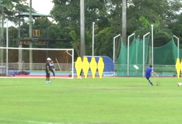 VIDEO: Thanh Hiền đánh bại Công Phượng trong bài tập sút phạt trực tiếp