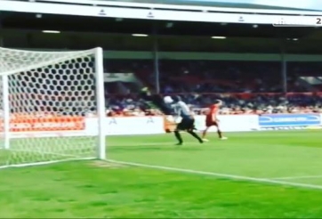 VIDEO: Thủ môn phản lưới nhà vì pha phát bóng bất cẩn