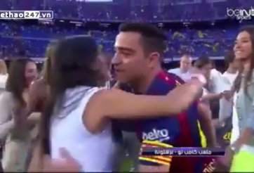 VIDEO: Xavi 'ôm hôn' 10 hot girl cùng một lúc