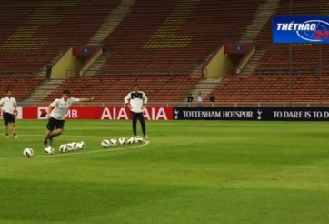 VIDEO: HLV Tottenham trổ tài sút bóng từ giữa sân trúng xà ngang