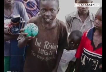 VIDEO: Cách thỏa mãn niềm đam mê bóng đá của trẻ em Châu Phi