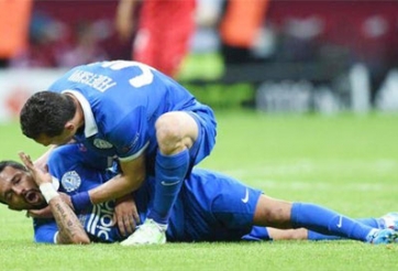 VIDEO: Cầu thủ Dnipro suýt thiệt mạng trong trận chung kết Europa League