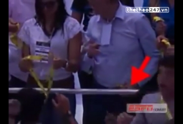 VIDEO: Quan chức Fifa 'ăn trộm' huy chương trên bục trao giải
