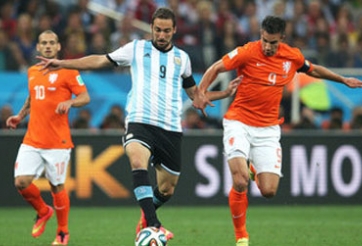 Man Utd sẽ bán Van Persie để mua Higuain