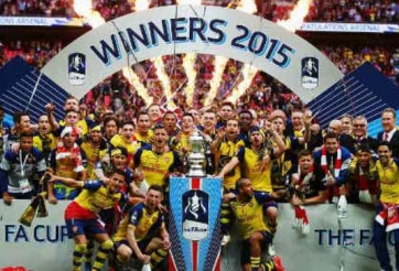 VIDEO: Các cầu thủ Arsenal nhận Cup vô địch FA Cup lần thứ 12