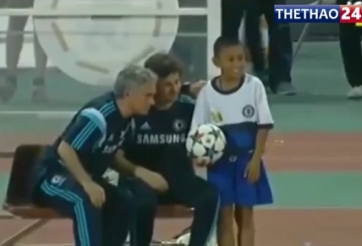 VIDEO: HLV Mourinho chụp ảnh cùng cậu bé nhặt bóng ở Thái Lan